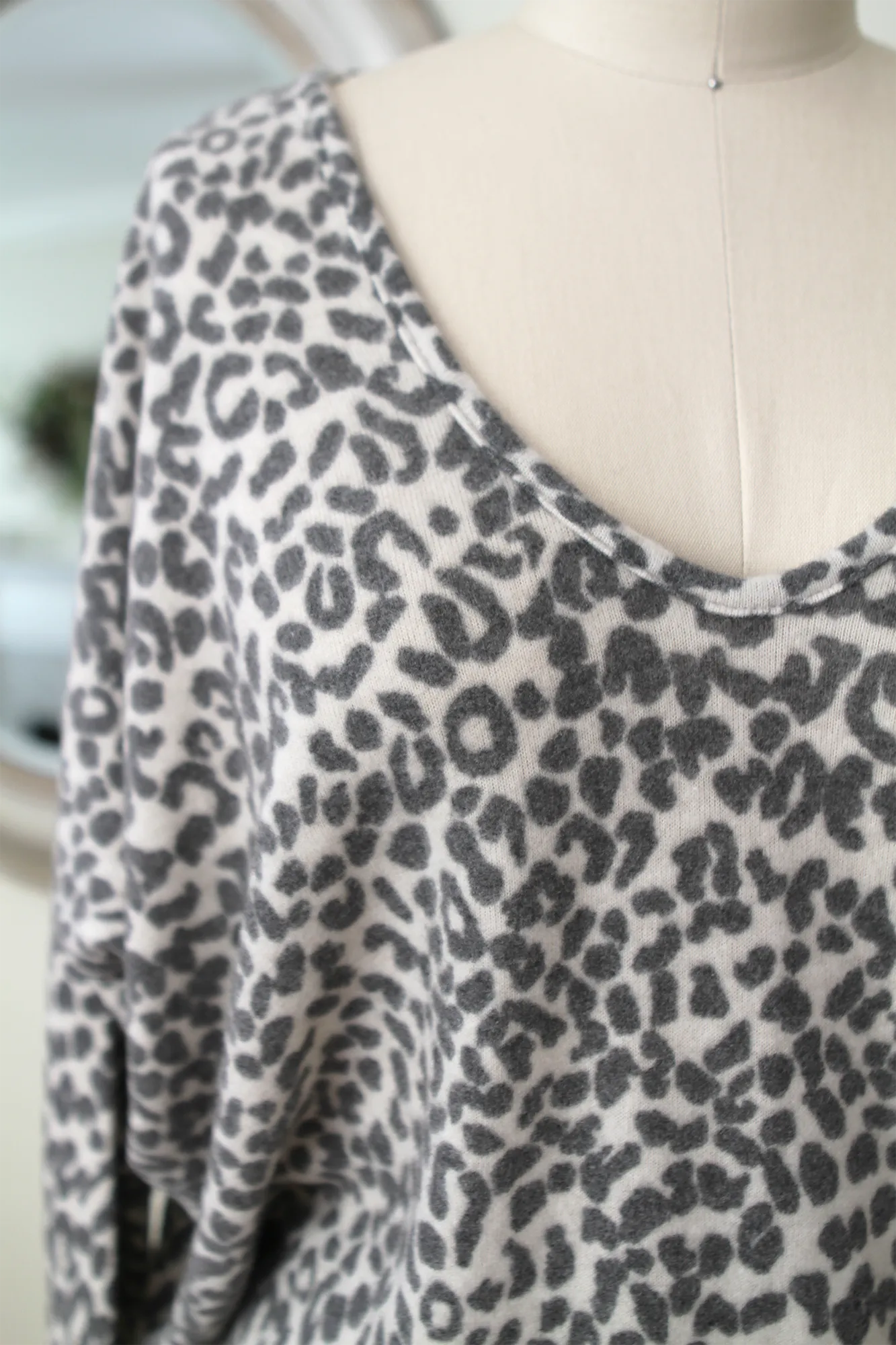 V Neck Sweater Top oatmeal leopard